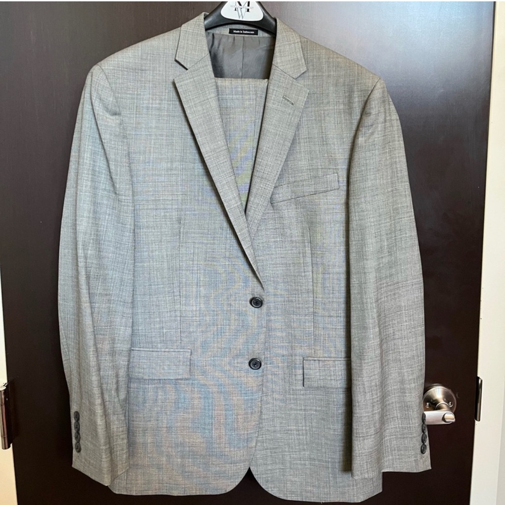 Light grey Egara Men’s Wearhouse Suit (42R Slim Jacket, 34 Slim Pants)